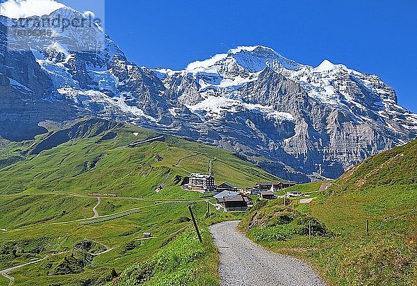 Wanderweg auf der Kleinen Scheidegg vor Mönch und Jungfrau-Massiv  UNESCO-Weltnaturerbe  Wengen  Jungfrau-Region  Berner Alpen  Berner Oberland  Kanton Bern  Schweiz  Europa