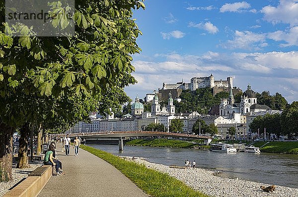 Blick über die Salzach vom Elisabethkai zur Altstadt und der Festung Hohensalzburg  Salzburg  Land Salzburg  Österreich  Europa
