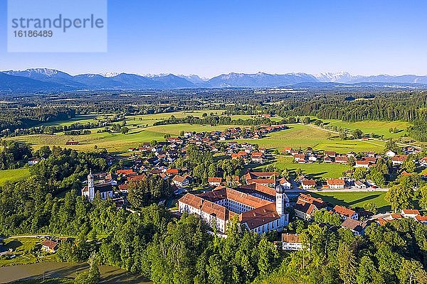 Beuerberg mit Marienkirche und Kloster  bei Eurasburg  Tölzer Land  Alpenvorland  Oberbayern  Bayern  Deutschland  Europa