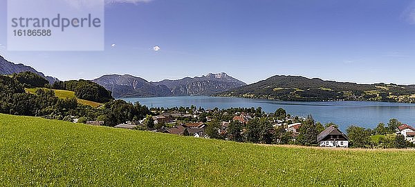 Panorama  Seefeld am Attersee mit Schafberg  Salzkammergut  Oberösterreich  Österreich  Europa