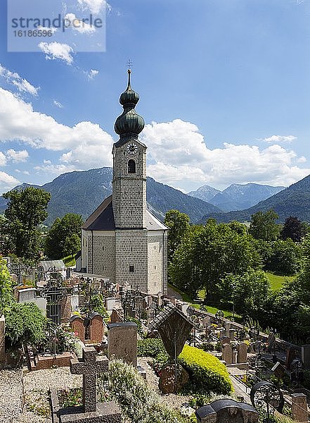 Friedhof und Pfarrkirche Sankt Georg  Ruhpolding  Chiemgau  Oberbayern  Bayern  Deutschland  Europa