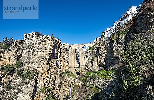 Brücke Puente Nuevo mit Wasserfall an Steilklippen  Tajo-Schlucht und Fluss Río Guadalevín  Ronda  Provinz Malaga  Andalusien  Spanien  Europa