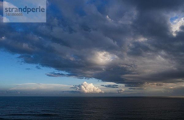 Wolkenstimmung am Atlantik  Puerto de la Cruz  Teneriffa  Kanarische Inseln  Spanien  Europa