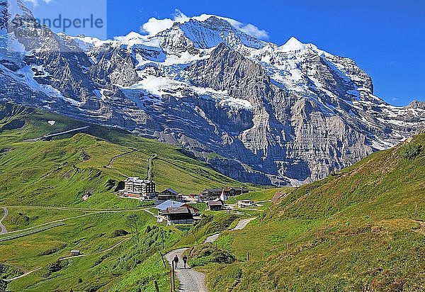Wanderweg auf der Kleinen Scheidegg vor dem Jungfrau-Massiv  UNESCO-Weltnaturerbe  Wengen  Jungfrau-Region  Berner Alpen  Berner Oberland  Kanton Bern  Schweiz  Europa