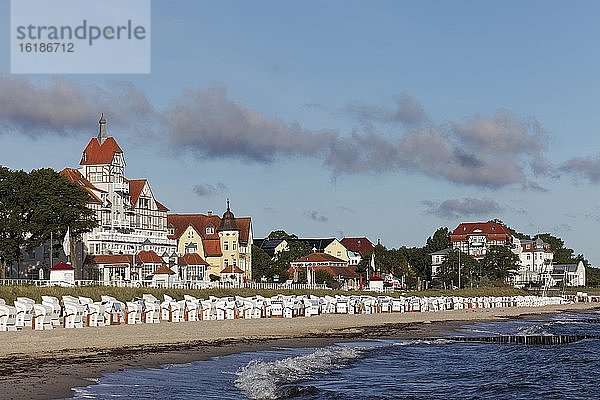 Kühlungsborn-West  Strand mit Strandkörben  Morgenlicht  Ostsee  Mecklenburg-Vorpommern  Deutschland  Europa