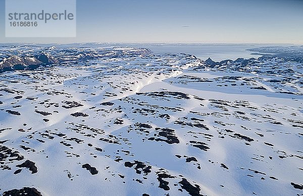 Schneebedeckte arktische Landschaft  hinten Nordmeer  Lebesby  Finnmark  Norwegen  Europa