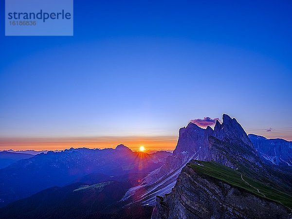 Fermedatürme bei Sonnenaufgang  Geislerspitzen  Seceda  Naturpark Puez-Geisler  Dolomiten  Südtirol  Italien  Europa