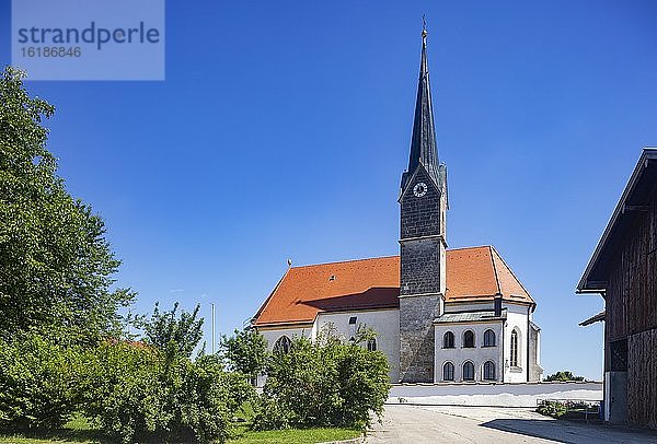 Katholische Pfarrkirche  Leobendorf beim Abtsdorfer See  Gemeinde Saaldorf-Surheim  Rupertiwinkel  Oberbayern  Bayern  Deutschland  Europa