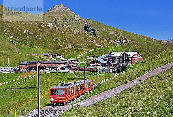 Kleine Scheidegg mit Bergbahnhof und Jungfraubahn  UNESCO-Weltnaturerbe  Wengen  Jungfrau-Region  Berner Alpen  Berner Oberland  Kanton Bern  Schweiz  Europa