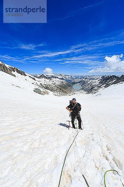 Bergsteiger auf dem Oberaargletscher  hinten Oberaarsee  Kanton Bern  Schweiz  Europa