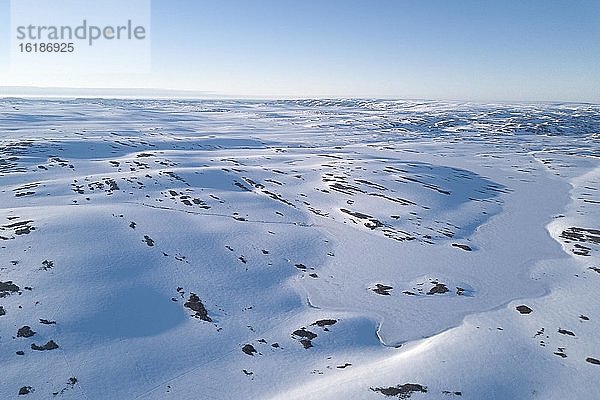 Schneebedeckte arktische Landschaft  Lebesby  Finnmark  Norwegen  Europa