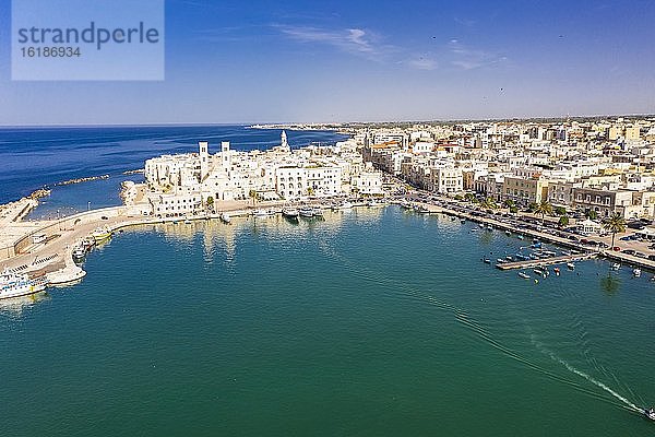 Luftaufnahme  Altstadt und Hafen  Dom Duomo Vecchio  San Corrado  Molfetta  Provinz Bari  Apulien  Italien  Europa