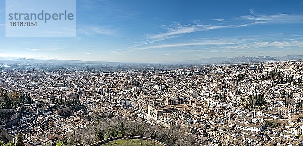 Ausblick von der Alhambra auf Stadt mit Stadtviertel Albayzín  Granada  UNESCO Weltkulturerbe  Andalusien  Spanien  Europa