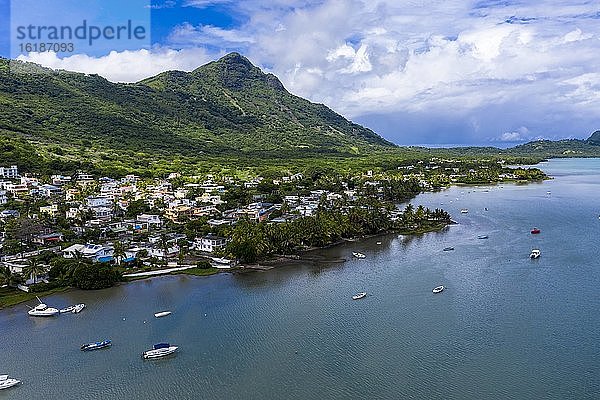 Luftaufnahme  die Ortschaft Tamarin am Berg du Tamarin  Mauritius  Afrika