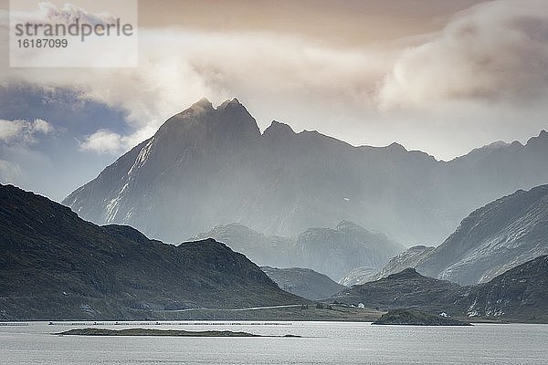 Lofotenberge in Dunst und Wolken am Fjord  Lofoten  Nordland  Norwegen  Europa