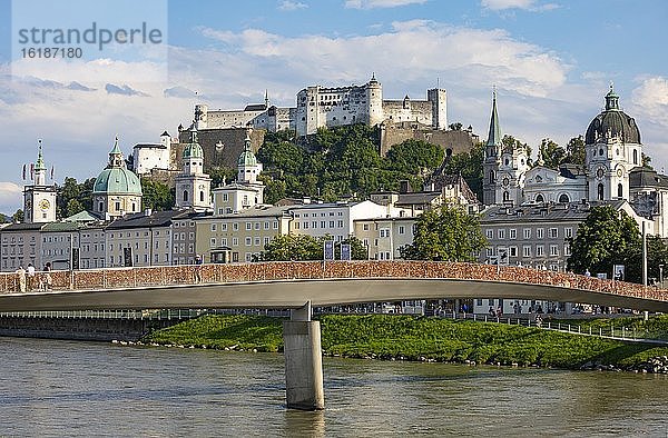 Liebesschlösser am Makartsteg über der Salzach  Festung Hohensalzburg  Salzburg  Land Salzburg  Österreich  Europa