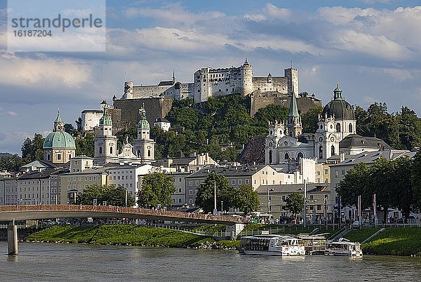 Blick über die Salzach zur Altstadt und der Festung Hohensalzburg  Salzburg  Land Salzburg  Österreich  Europa
