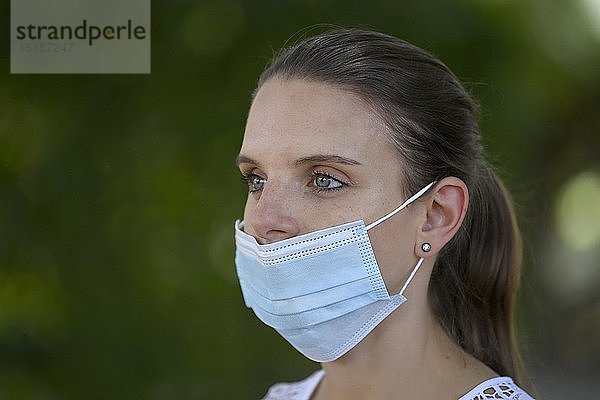 Frau trägt Mundschutzmaske unter der Nase  Portrait  Corona-Krise  Deutschland  Europa