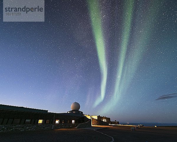 Besucherzentrum des Nordkap mit Polarlichtern  Finnmark  Norwegen  Europa