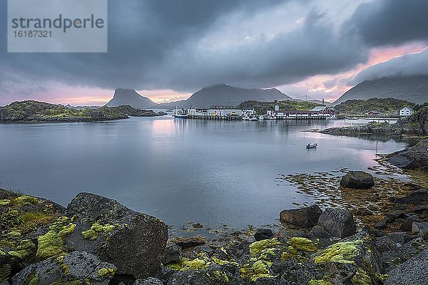 Fischerei Industrie Hafen in einem geschützen Fjordbecken  hinten Lofotenberge  Lofoten  Nordland  Norwegen  Europa