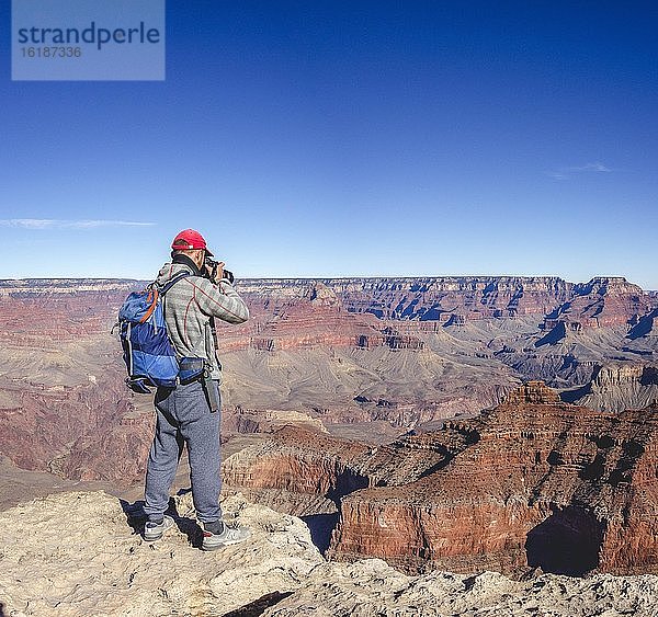 Tourist fotografiert im Grand Canyon  Canyonlandschaft  erodierte Felslandschaft  South Rim  Grand Canyon  Grand Canyon Nationalpark  Arizona  USA  Nordamerika