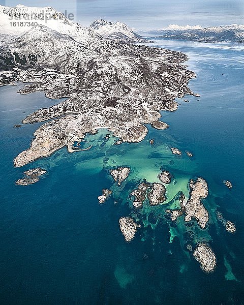 Luftaufnahme der Bucht Senjehestneset mit vorgelagerten Schären Inseln und türkisem Meeresboden  Insel Senja  Troms  Norwegen  Europa
