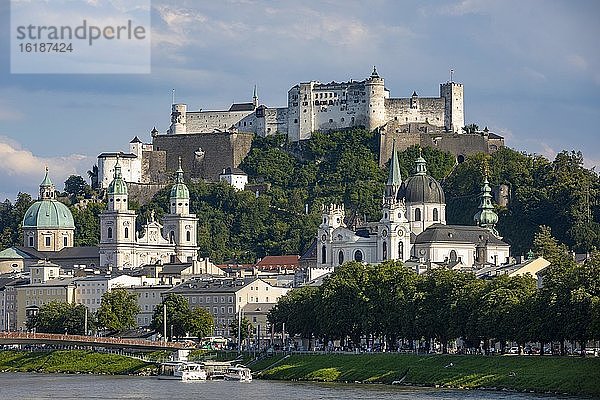 Blick über die Salzach zur Altstadt und der Festung Hohensalzburg  Salzburg  Land Salzburg  Österreich  Europa