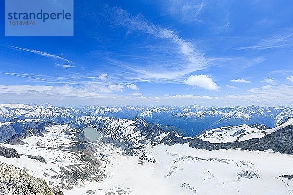Blick vom Oberaarhorn in Richtung Grimselpass auf Oberaargletscher und Oberaarsee  Kanton Bern  Schweiz  Europa