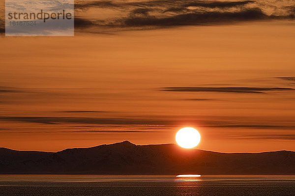 Sonnenuntergang im Meer  Insel Senja  Troms  Norwegen  Europa