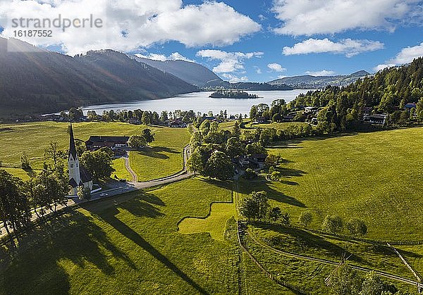 Luftaufnahme  Blick über den Schliersee  mit Kirche St. Leonhard  Fischhausen  Oberbayern  Bayern  Deutschland  Europa