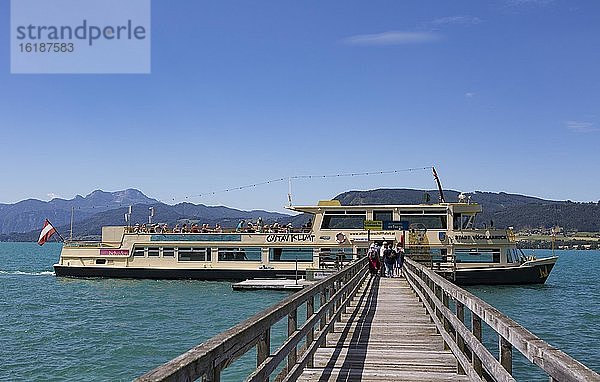 Schiffsanlegestelle mit Linienschiff  Weyregg am Attersee  Salzkammergut  Oberösterreich  Österreich  Europa