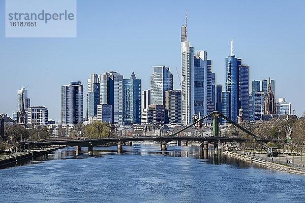 Skyline der Frankfurter Innenstadt mit Bankenviertel  Frankfurt am Main  Hessen  Deutschland  Europa