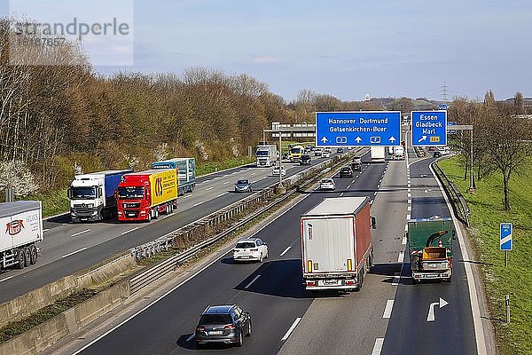 LKW und Autos fahren auf der Autobahn A2  Gladbeck  Ruhrgebiet  Nordrhein-Westfalen  Deutschland  Europa