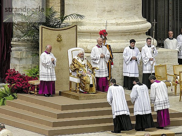 Papst Benedikt XVI.  Joseph Ratzinger in der feierlichen Zermonie der Inthronisation am 24.04.2005 am Petersdom  Petersplatz  Vatikan  Rom  Latium  Italien  Europa
