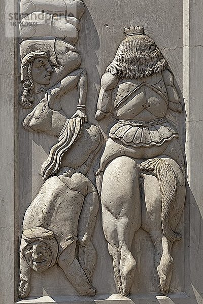Detail  Löwendenkmal (es zeigt die Bardowicker Gesäßhuldigung im 12. Jahrhundert)  Marktplatz  Schwerin  Mecklenburg-Vorpommern  Deutschland  Europa