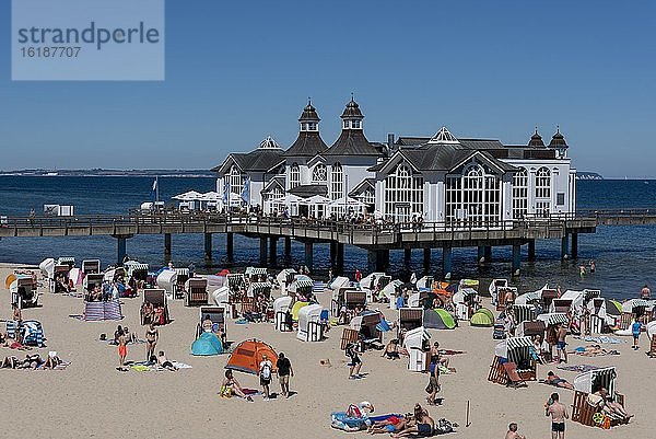 Urlauber an der Seebrücke  Ostseebad Sellin  Insel Rügen  Mecklenburg-Vorpommern  Deutschland  Europa