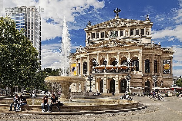 Opernplatz mit Opernturm  Alte Oper und Alte Schalenbrunnen  Künstler Richard Lucae  Frankfurt am Main  Hessen  Deutschland  Europa