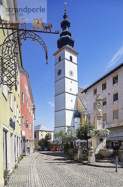 Marktplatz mit Pfarrkirche Sankt Martin und Mariensäule  Waging am See  Rupertiwinkel  Oberbayern  Bayern  Deutschland  Europa