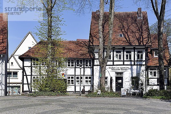 Museum für Kindheits- und Jugendwerke bedeutender Künstler  Fachwerkhäuser im Haller Herz  Halle  Ostwestfalen  Nordrhein-Westfalen  Deutschland  Europa