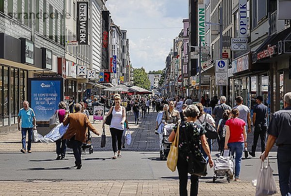 Viele Passanten auf der Marktstraße  Fußgängerzone und Einkaufsstraße  Oberhausen  Ruhrgebiet  Nordrhein-Westfalen  Deutschland  Europa