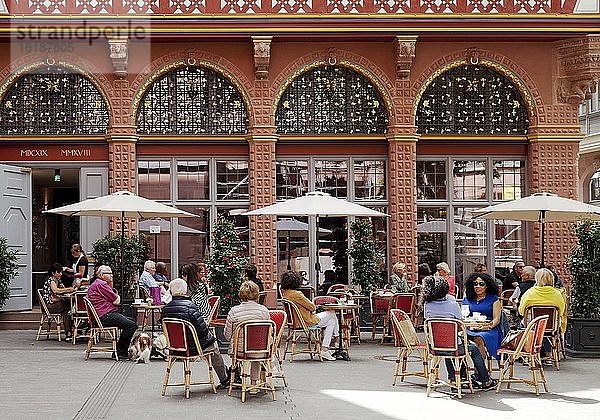 Menschen in der Außengastronomie vor dem Kaffeehaus Goldene Waage  Neue Altstadt  Frankfurt am Main  Hessen  Deutschland  Europa