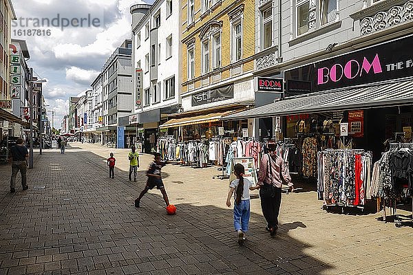 Passanten am Modegeschäft auf der Marktstraße  Fußgängerzone und Einkaufsstraße  Oberhausen  Ruhrgebiet  Nordrhein-Westfalen  Deutschland  Europa