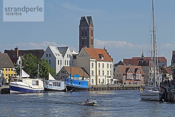 Hafen und Turm der Marienkirche  Wismar  Mecklenburg-Vorpommern  Deutschland  Europa