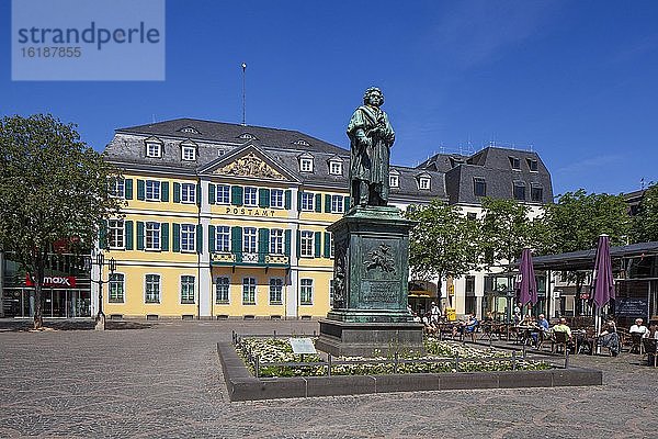 Beethoven-Denkmal und Hauptpostamt  Ehemaliges Fürstenbergisches Palais am Münsterplatz  Bonn  Nordrhein-Westfalen  Deutschland  Europa