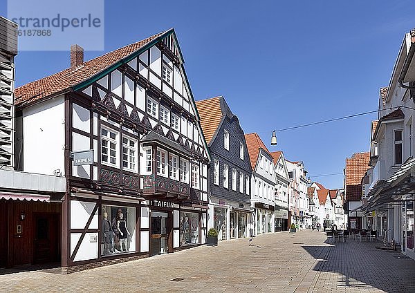 Historische Wohn- und Geschäftshäuser  Lange Straße  Altstadt  Lübbecke  Ostwestfalen  Nordrhein-Westfalen  Deutschland  Europa
