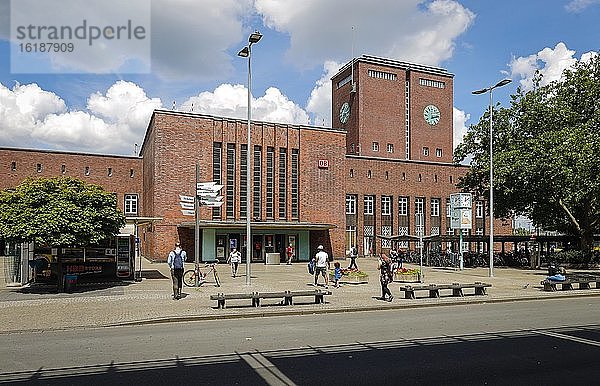 Haupteingang  Hauptbahnhof  Oberhausen  Ruhrgebiet  Nordrhein-Westfalen  Deutschland  Europa