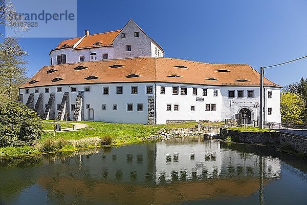 Schloss Klippenstein mit Spiegelung im Wasser  Radeberg  Sachsen  Deutschland  Europa