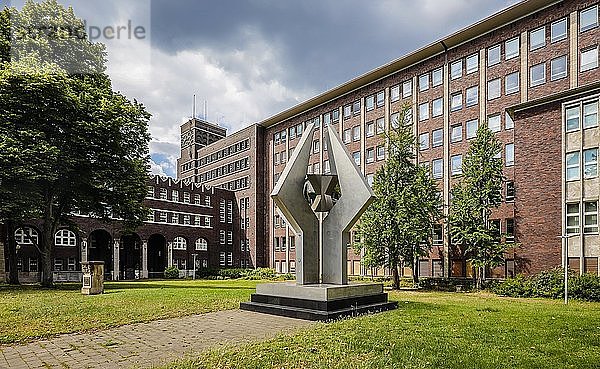 Rathaus und Aluminium-Edelstahl-Skulptur Adamas von Günter A. Steinmann  Oberhausen  Ruhrgebiet  Nordrhein-Westfalen  Deutschland  Europa