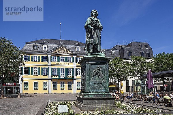 Beethoven-Denkmal und Hauptpostamt  Ehemaliges Fürstenbergisches Palais am Münsterplatz  Bonn  Nordrhein-Westfalen  Deutschland  Europa