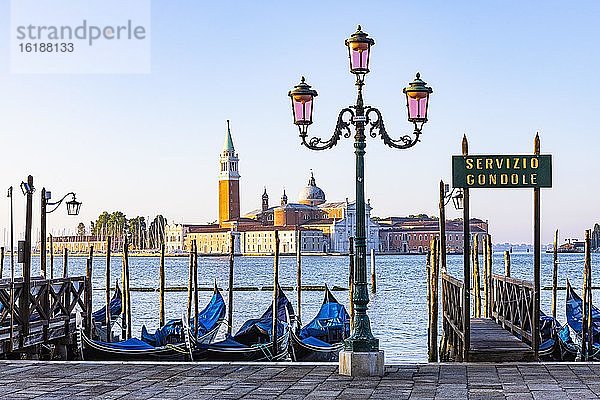 Laterne und parkende Gondeln am Ende der Piazza San Marco mit Ausblick zur Basilica San Giorgio Maggiore  Venedig  Venetien  Italien  Europa